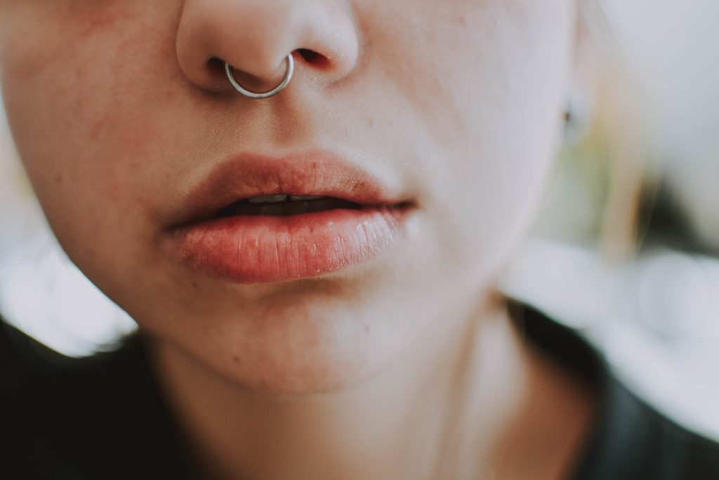skracanie piercingu