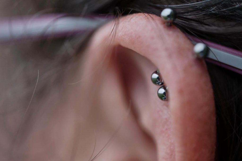 ziarnina w piercingu