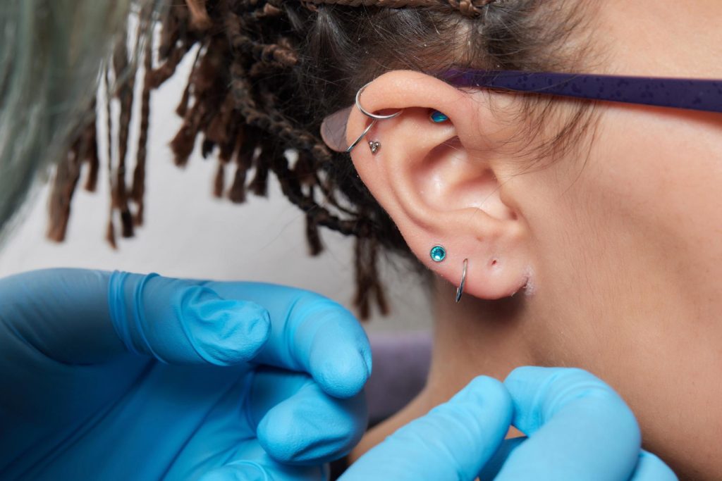 ziarnina w piercingu