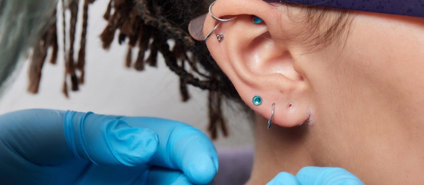 ziarnina w piercingu